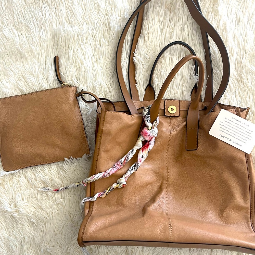 Lucky Brand leather shoulder bucket bag.